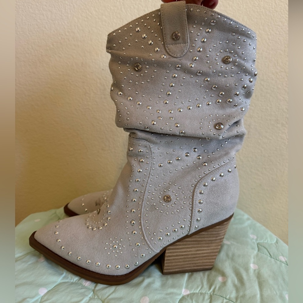 NEW Very G Stellar Womens Boot light Gray Studded Western Boots Womens size 9.5